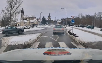 Szabálytalanul hajtott be a körforgalomba, pont a rendőrök előtt