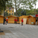 Fugáznak, aszfaltoznak, építik a színpadot a Fő téren