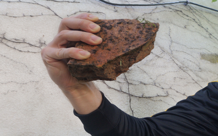 Féltéglával fenyegetőzve követelte a mosogatógép árát az egyik Pápa környéki faluban