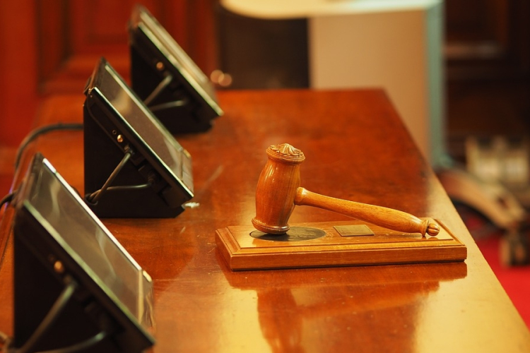 Vádat emeltek egy férfival szemben, aki idős édesapjára támadt