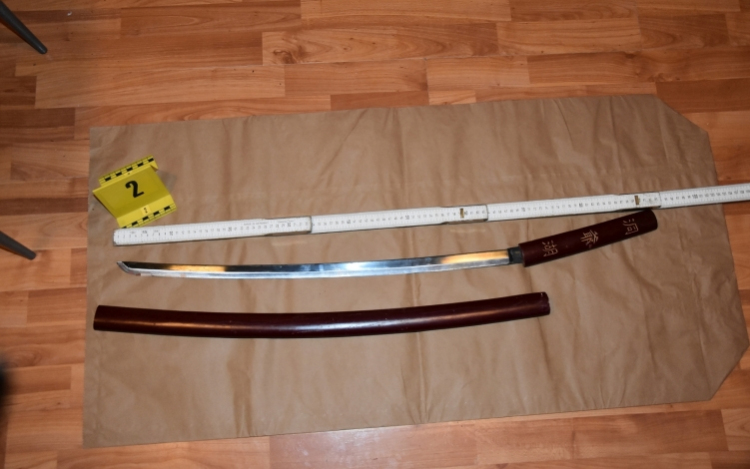 Szamurájkarddal támadt, a rendőrök elfogták