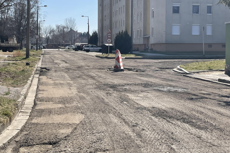 Évek óta várják a környéken lakók, végre új burkolatot kap a Wesselényi utca