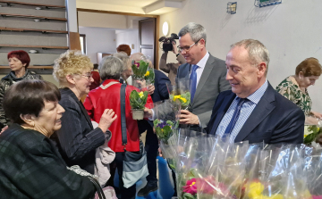 Nőnapi rendezvényt tartott a nyugdíjas egyesület, Takács Pétert is meghívták