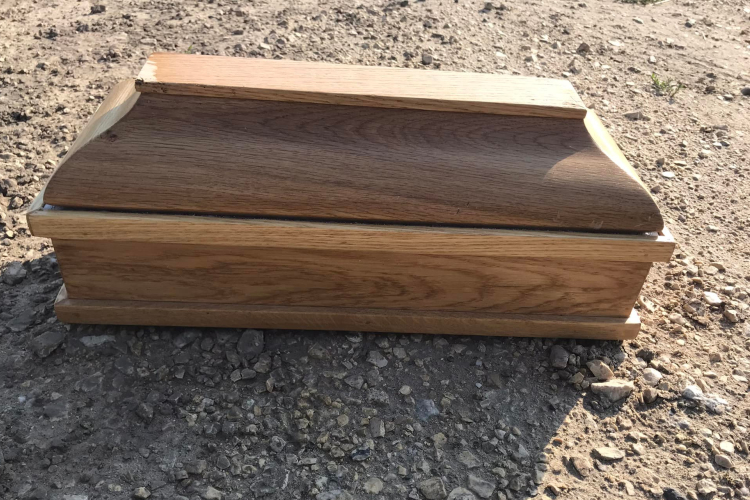 Olvasónk talált egy koporsót Marcaltő és Ihász között, az út szélén