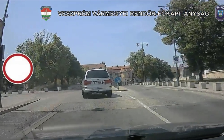 A pápai Fő téren is pofátlan(TAN)ítottak a rendőrök 