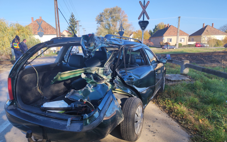 Vonat és személyautó ütközött az Acsádi úton