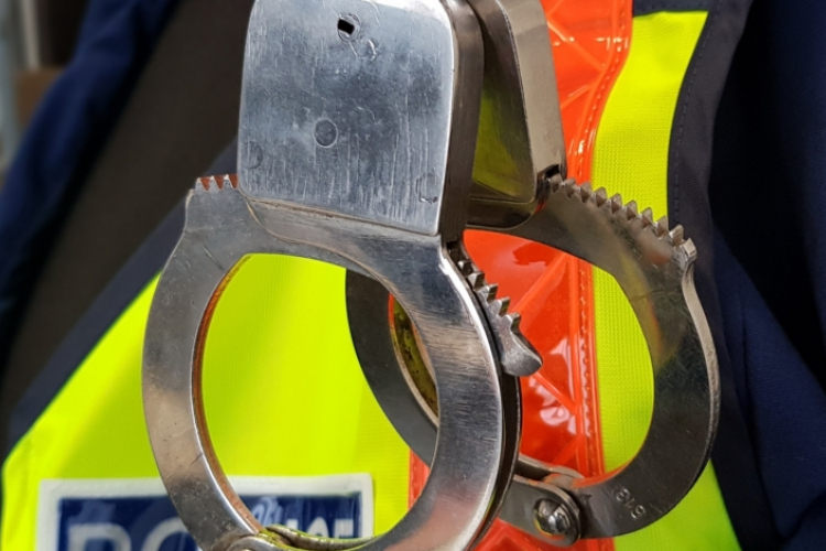 10 alkalommal követett el különböző bűncselekményeket a 22 éves pápai férfi