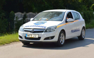 Pápai polgárőrök segítettek egy földön fekvő férfin