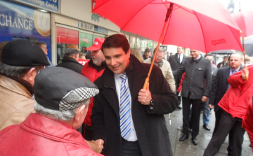 Mesterházy Attila Pápán kampányolt