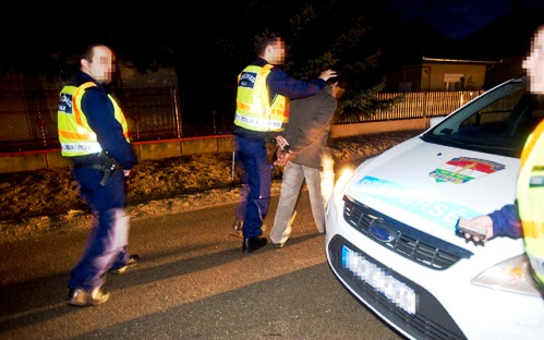 Egy családi ház udvarán próbált meg elrejtőzni a rendőrök elől