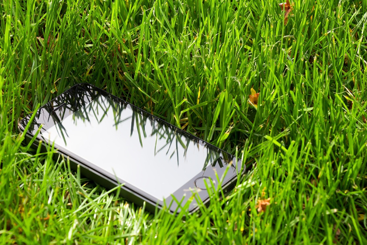 Mobiltelefont talált a fűben a férfi, eltette, majd a rendőrök eljárást indítottak ellene 