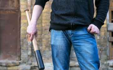 Baseballütővel fenyegette meg a szomszédját