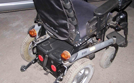 Rokkantkocsival ütközött