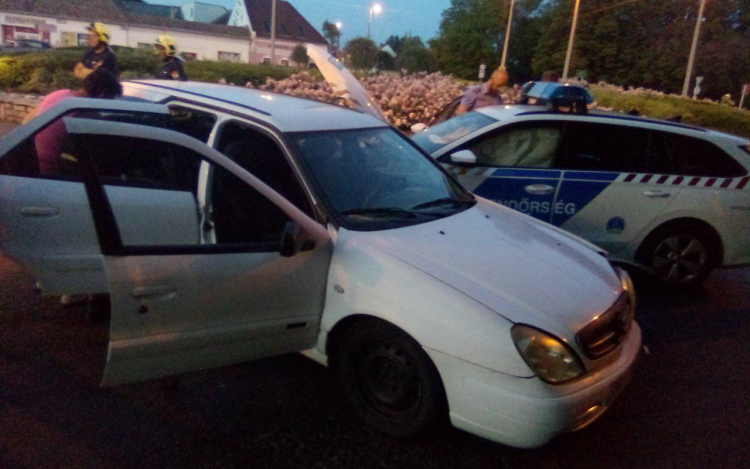 Megkülönböztető jelzést használó rendőrautó karambolozott Pápán