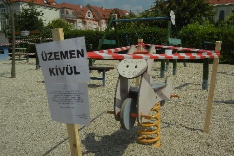 Az udvari játékok nagy része nem használható a Kópévárban