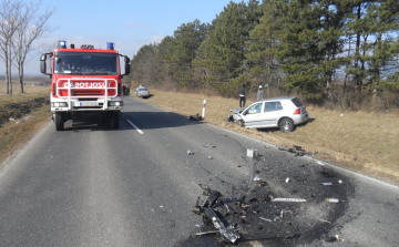 Három személyautó és egy busz ütközött - Teljes az útzár