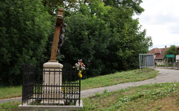 Megdőlt a Gróf úton lévő feszület