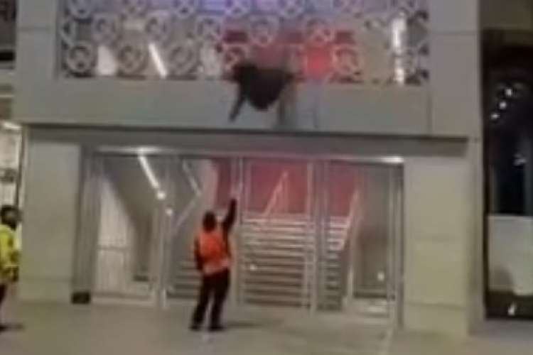 Pápai biztonsági őr csillapította a mélybe zuhanó szurkoló becsapódását a Puskás Arénában