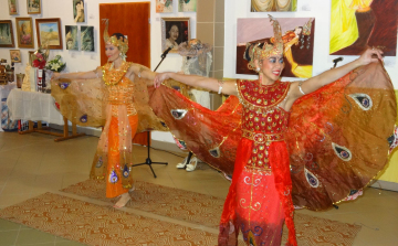 Pezsgés a Formák, Színek Világában - címmel nyílt kiállítás a városi könyvtárban