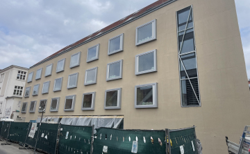 Elbontották az állványzatot, előbukkant a Refi új internátusának homlokzata