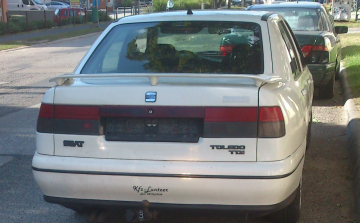 Külföldi rendszámot szerelt fel az autóra