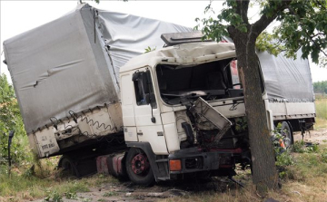 Nyerges vontató és kisteherautó ütközött a 83-ason