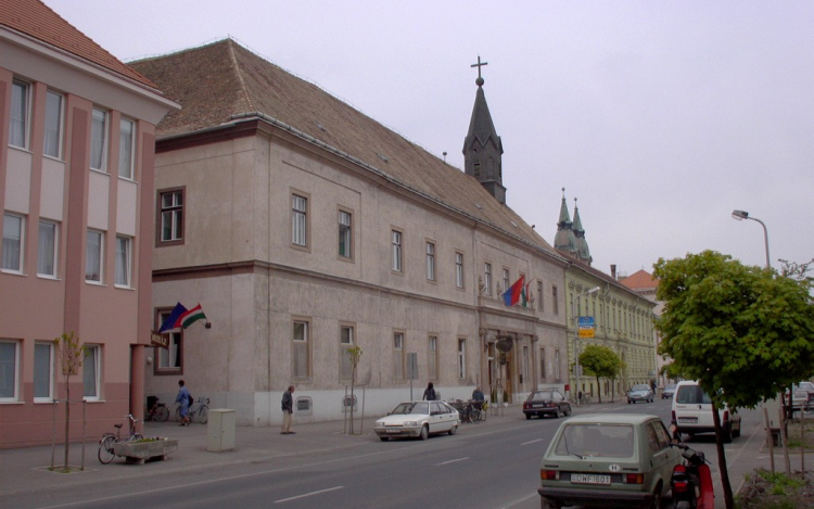 35 ezer dolláros adomány a pápai kórháznak