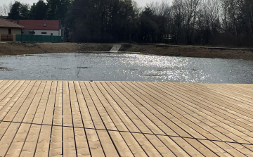 Töltik fel a látványtavat a Külső-Várkertben