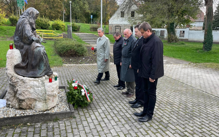 Október 23. - Külön megemlékezést tartott az egyesült ellenzék Pápán