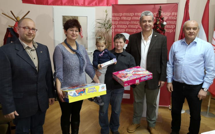 Átadták a Mosoly-dobozokat