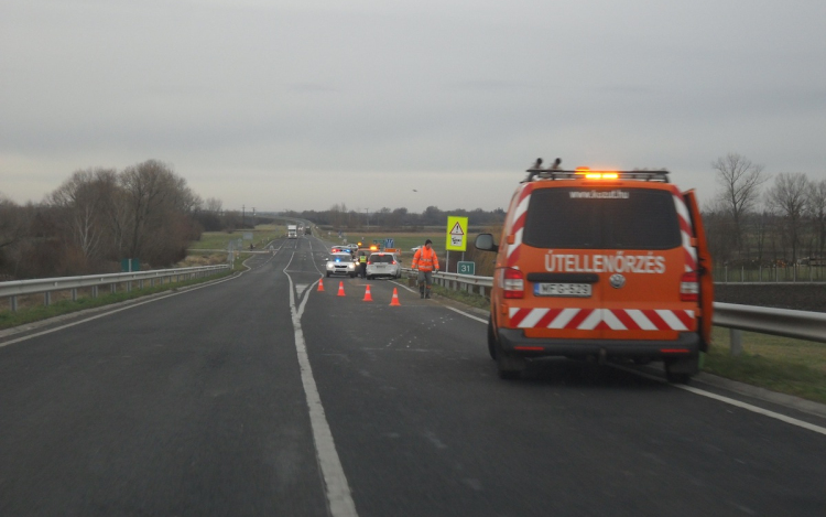 Két autó ütközött az elkerülőn, félpályás útzár van érvényben