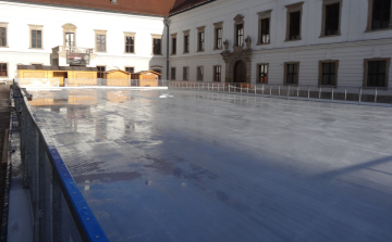 Hétvégén megnyitják a jégpályát