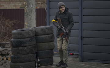 Mostantól Ukrajnában a civilek is fegyvert foghatnak és lőhetnek is