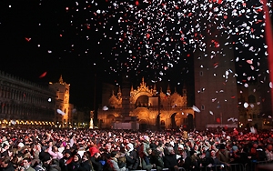 2013 - Velencében csókkal köszöntötték az új évet