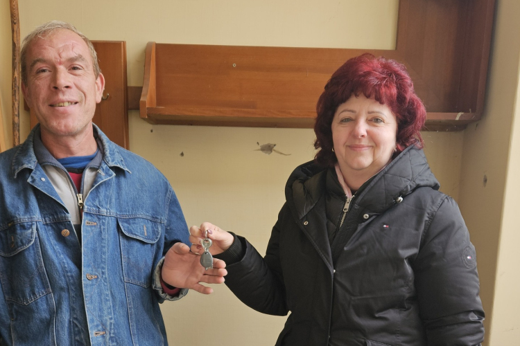 Angliában élő távoli rokon segített a pápai férfinak lakáshoz jutni