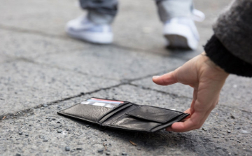 Nem adta le a talált pénztárcát, a rendőrök eljárást indítottak ellene