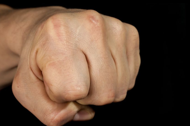 Többször bántalmazta élettársát a 25 éves Pápa környéki férfi