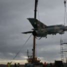 MiG-21 Emlékmű - Pápa - A gép emelése