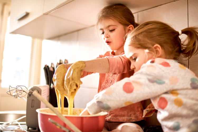 Apró kezek a konyhában: 3 tipp, amivel a legkisebbek is kedvet kapnak a főzéshez (x)