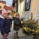 Óvodások karácsonyfa díszítése a belvárosban