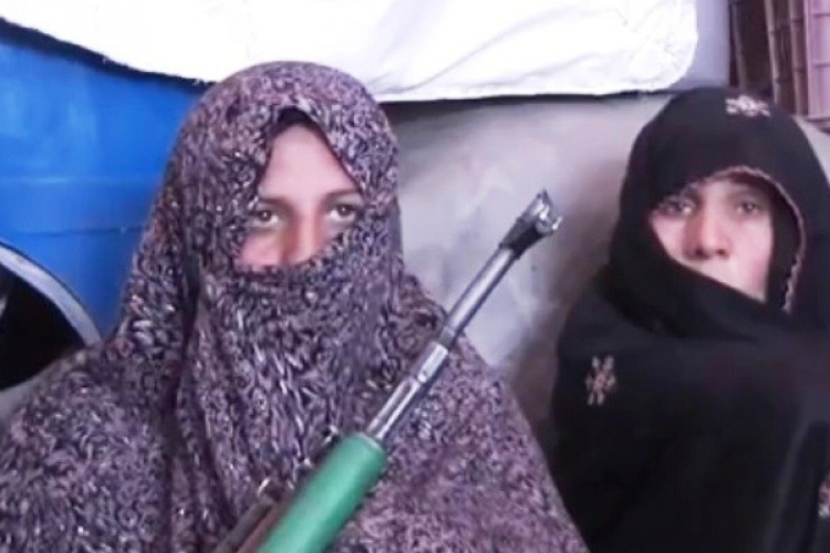 Egy afgán asszony kéttucatnyi tálibbal végzett, miután megölték a fiát