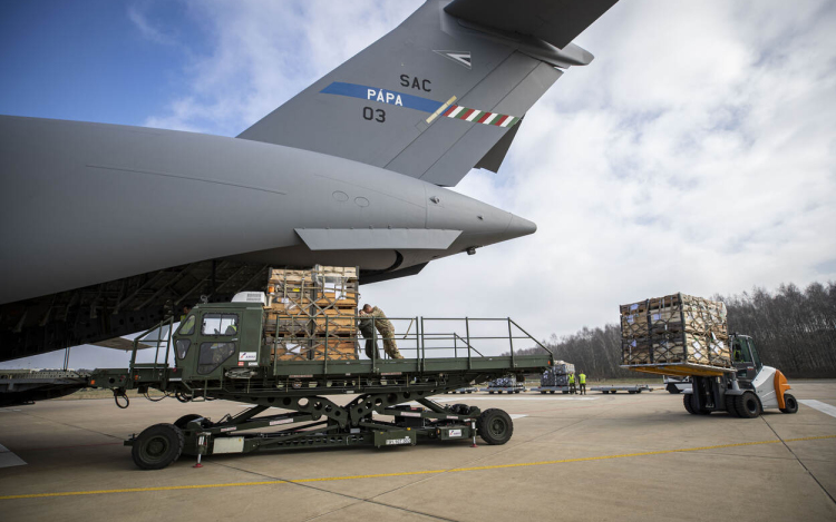 A kormány megtiltja, hogy fegyvereket szállítsanak Magyarországon keresztül