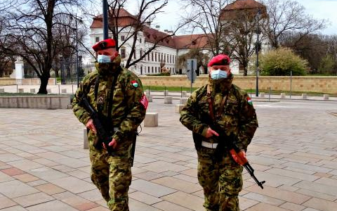 Tájékoztatnak, segítséget nyújtanak, és amennyiben szükséges, biztosítják a rendet - a katonák feladatai veszélyhelyzet idején 