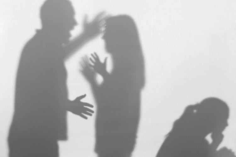 A gyermekeket és egymást is bántalmazták