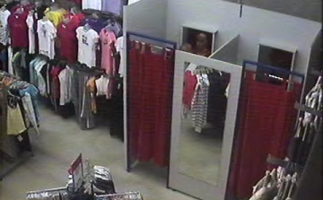 Ruhákat próbált meg ellopni az egyik pápai üzletből