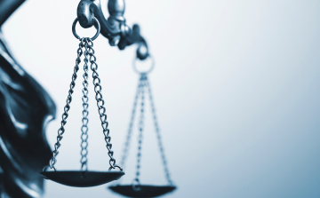 Minden előzmény nélkül, két kézzel fellökött egy idős asszonyt Pápán