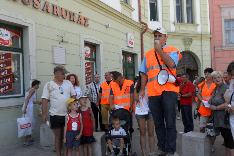 Szakszervezetek tiltakoztak a Pápai Hús szakszervezeti vezetőjének elbocsátása ellen
