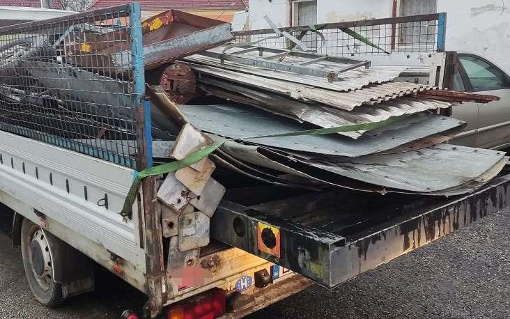 Szabálytalanul szállította a fémhulladékot, a rendőrök eltiltották a járművezetéstől