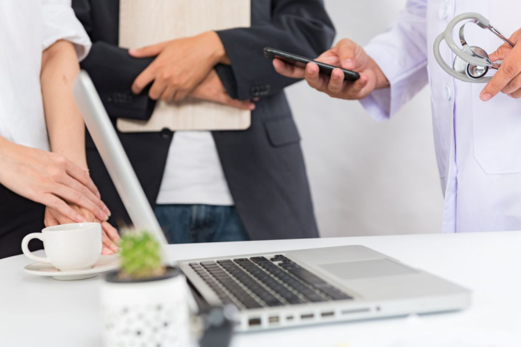 A munkaerőpiac új trendjei az egészségügyben és a kereskedelemben