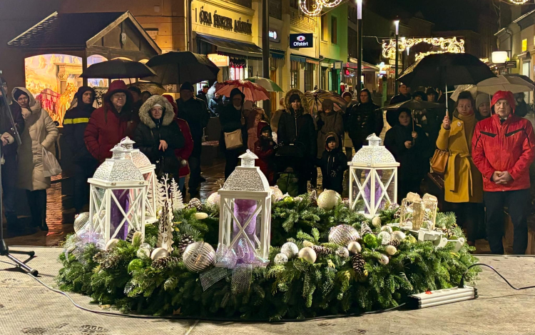 A negyedik gyertyaláng is fellobbant a város adventi koszorúján
